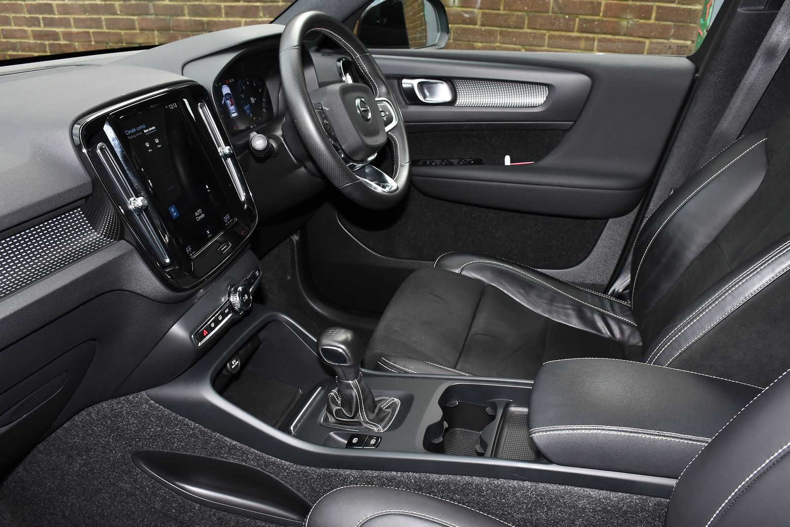 Volvo XC40 1.5 T3 R-Design SUV 5dr Petrol Manual Euro 6 (s/s) (163 ps) 5dr Manual 2025