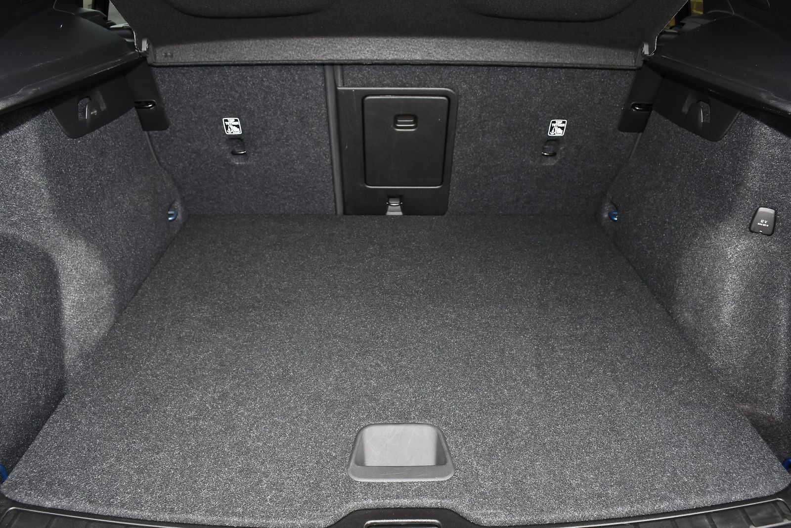 Volvo XC40 1.5 T3 R-Design SUV 5dr Petrol Manual Euro 6 (s/s) (163 ps) 5dr Manual 2025