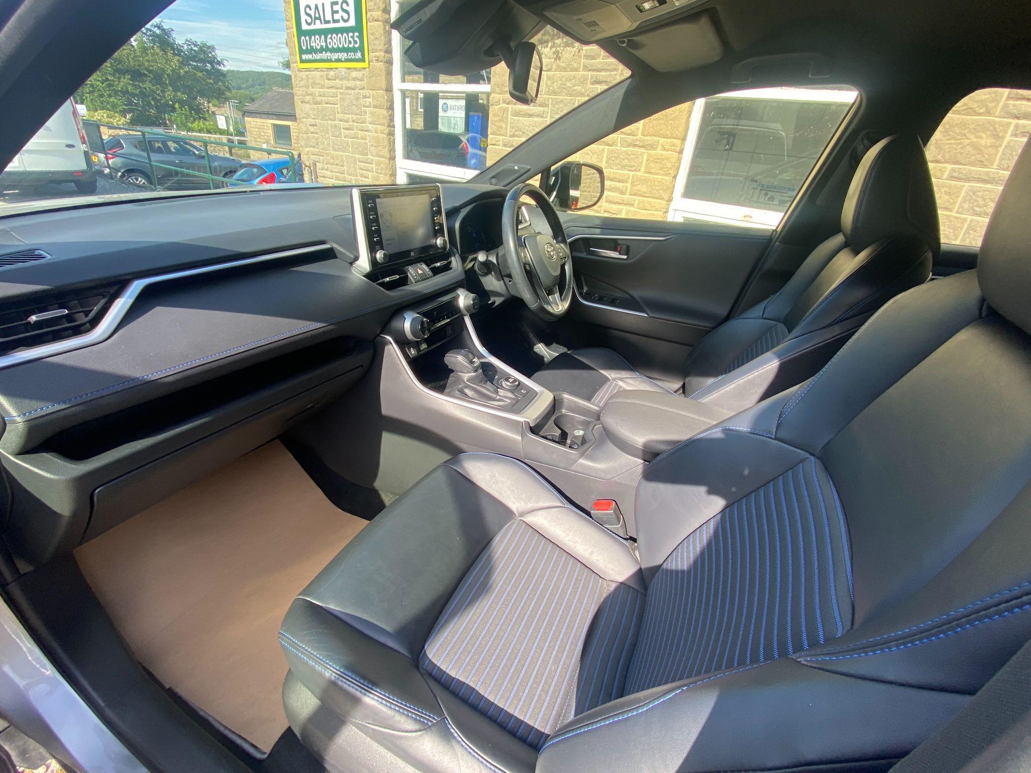 Toyota RAV4 2.5 VVT-h Dynamic CVT 4WD Euro 6 (s/s) 5dr 5dr Automatic 2025