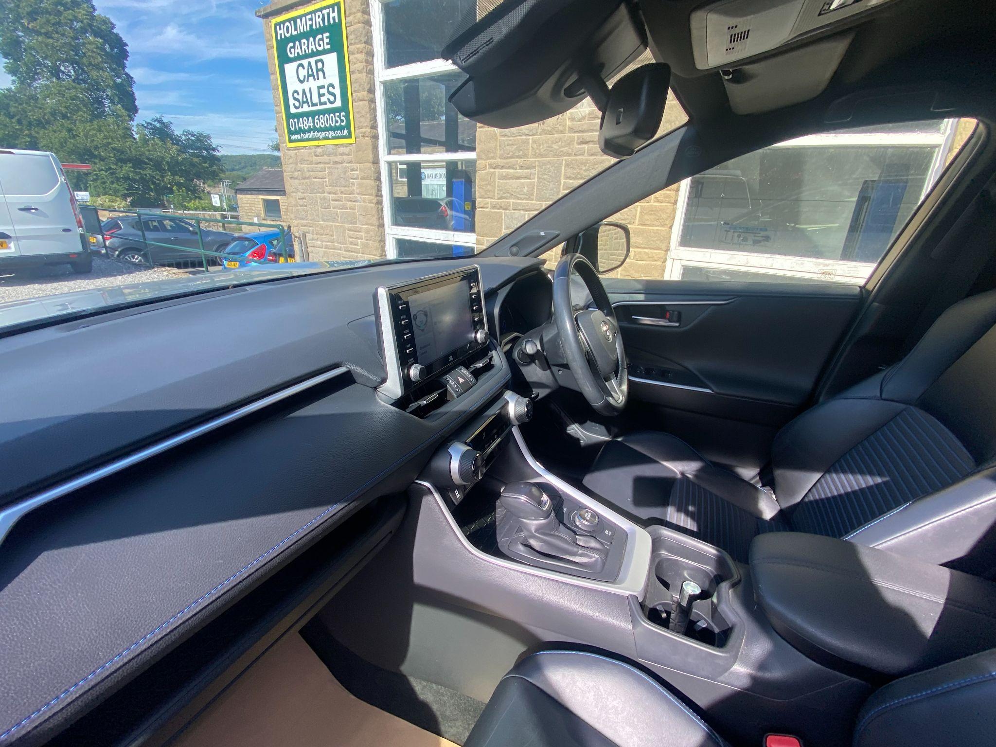 Toyota RAV4 2.5 VVT-h Dynamic CVT 4WD Euro 6 (s/s) 5dr 5dr Automatic 2025