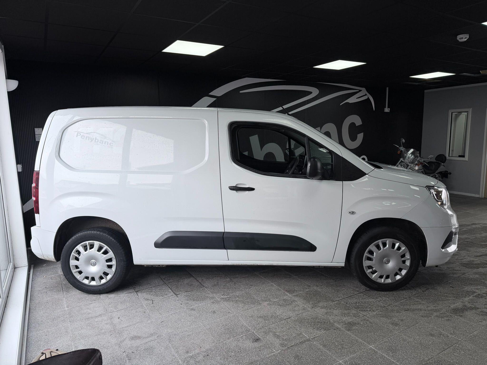 2022 Vauxhall Combo 1.5 Turbo D 2300 Sportive L1 H1 Euro 6 5dr, exterior view 4