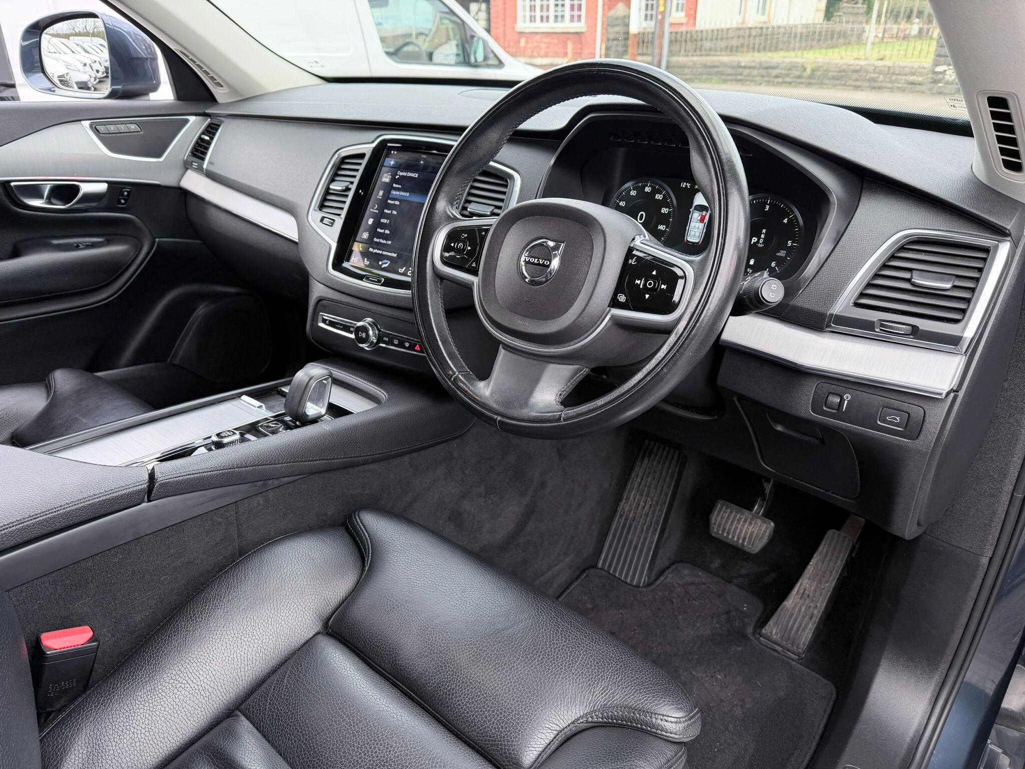 2021 Volvo XC90 2.0 B5 MHEV Momentum Auto 4WD Euro 6 (s/s) 5dr, exterior view 2