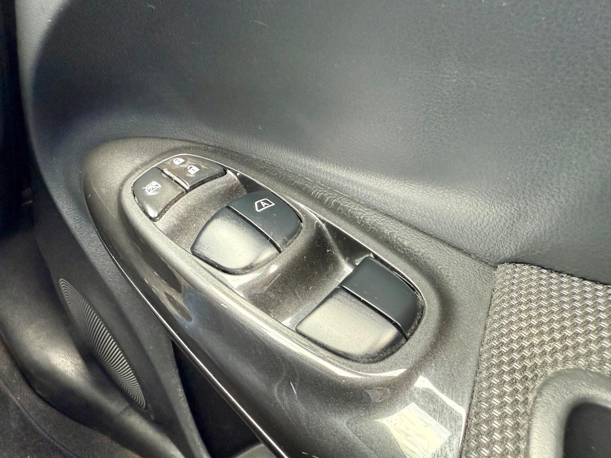 Nissan Juke 1.2 DIG-T N-Connecta Euro 6 (s/s) 5dr 5dr Manual 2016