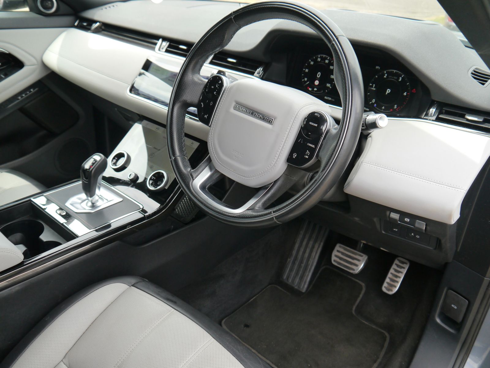 2019 Land Rover Range Rover Evoque 2.0 D180 First Edition SUV 5dr Diesel Auto 4WD Euro 6 (s/s) (180 ps), exterior view 3