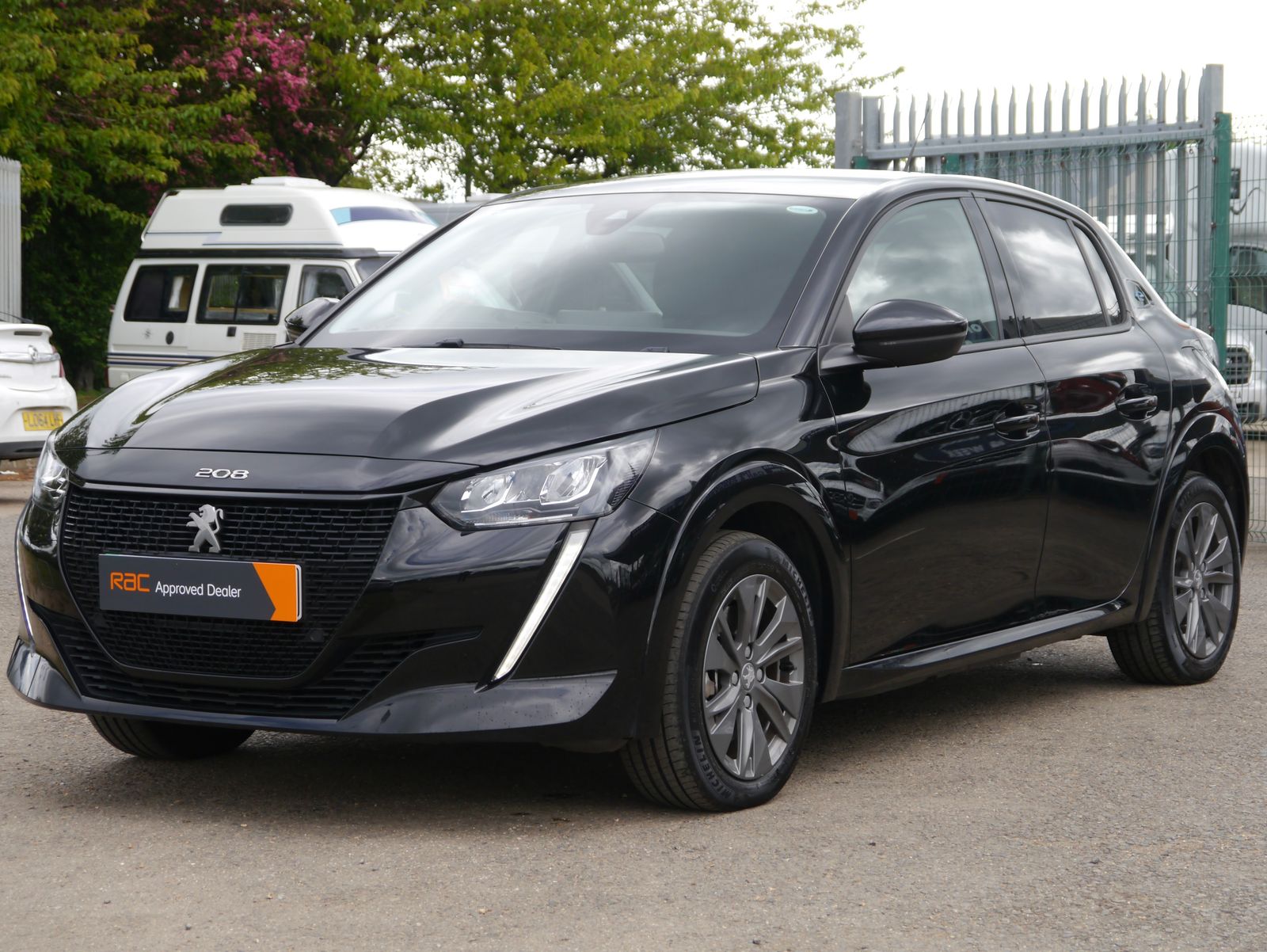 2023 Peugeot E-208 50kWh Allure Premium + Hatchback 5dr Electric Auto (7.4kW Charger) (136 ps), exterior view 4