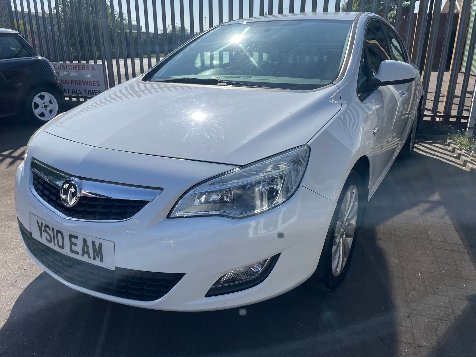2010 Vauxhall Astra 1.6 16v Exclusiv Hatchback 5dr Petrol Manual Euro 5 (115 ps), exterior view 2