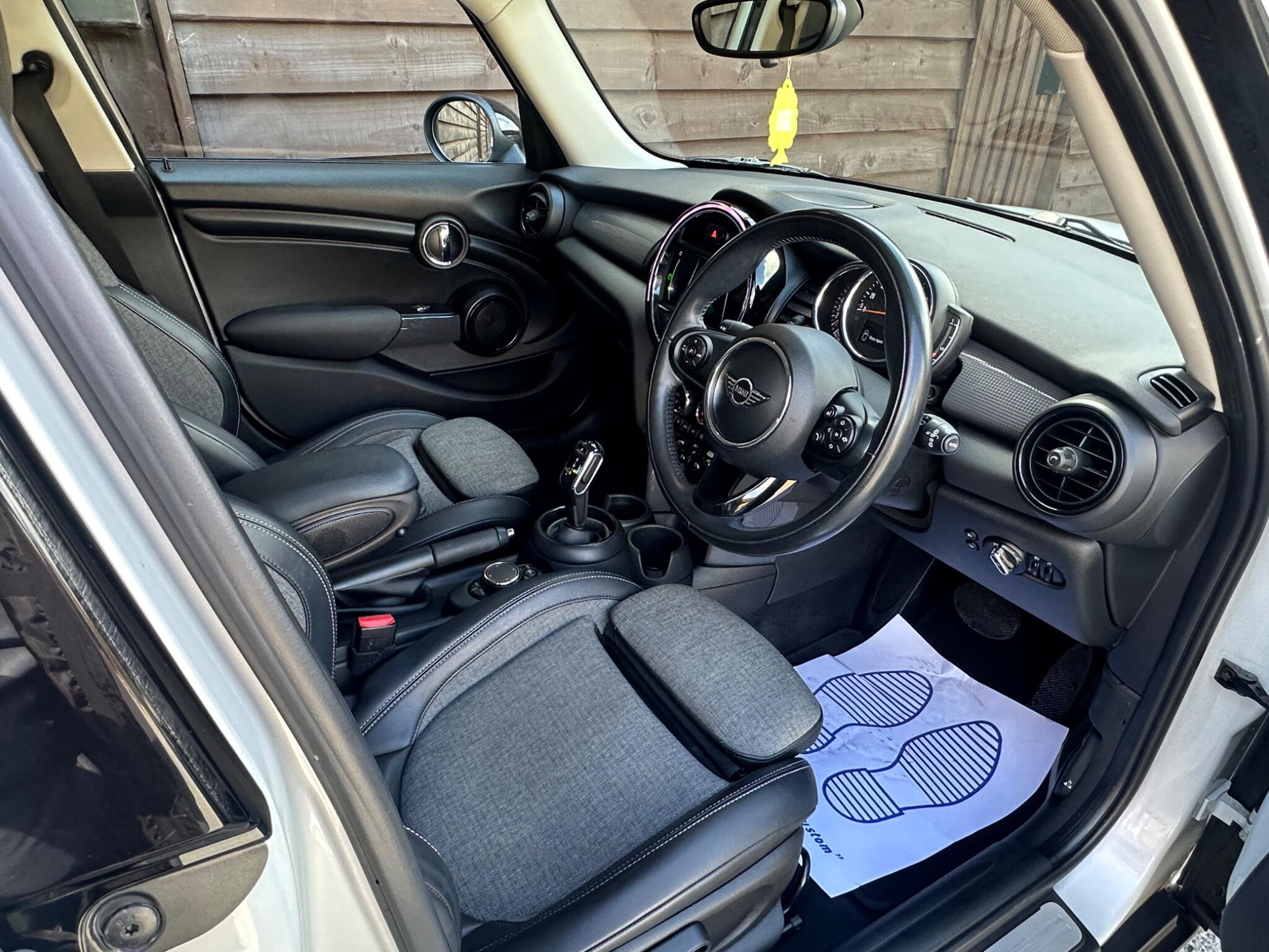 MINI Hatch 1.5 Cooper Steptronic Euro 6 (s/s) 5dr 5dr Automatic 2026