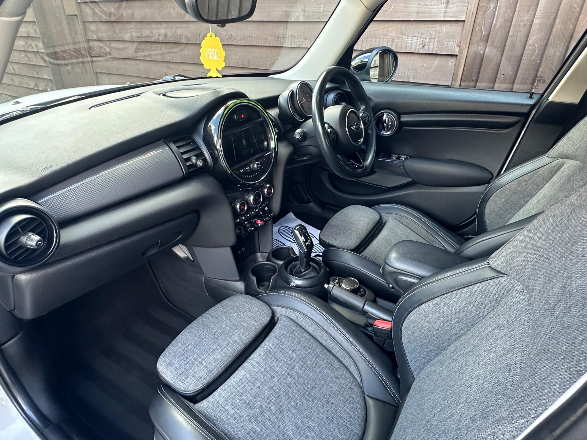 MINI Hatch 1.5 Cooper Steptronic Euro 6 (s/s) 5dr 5dr Automatic 2026