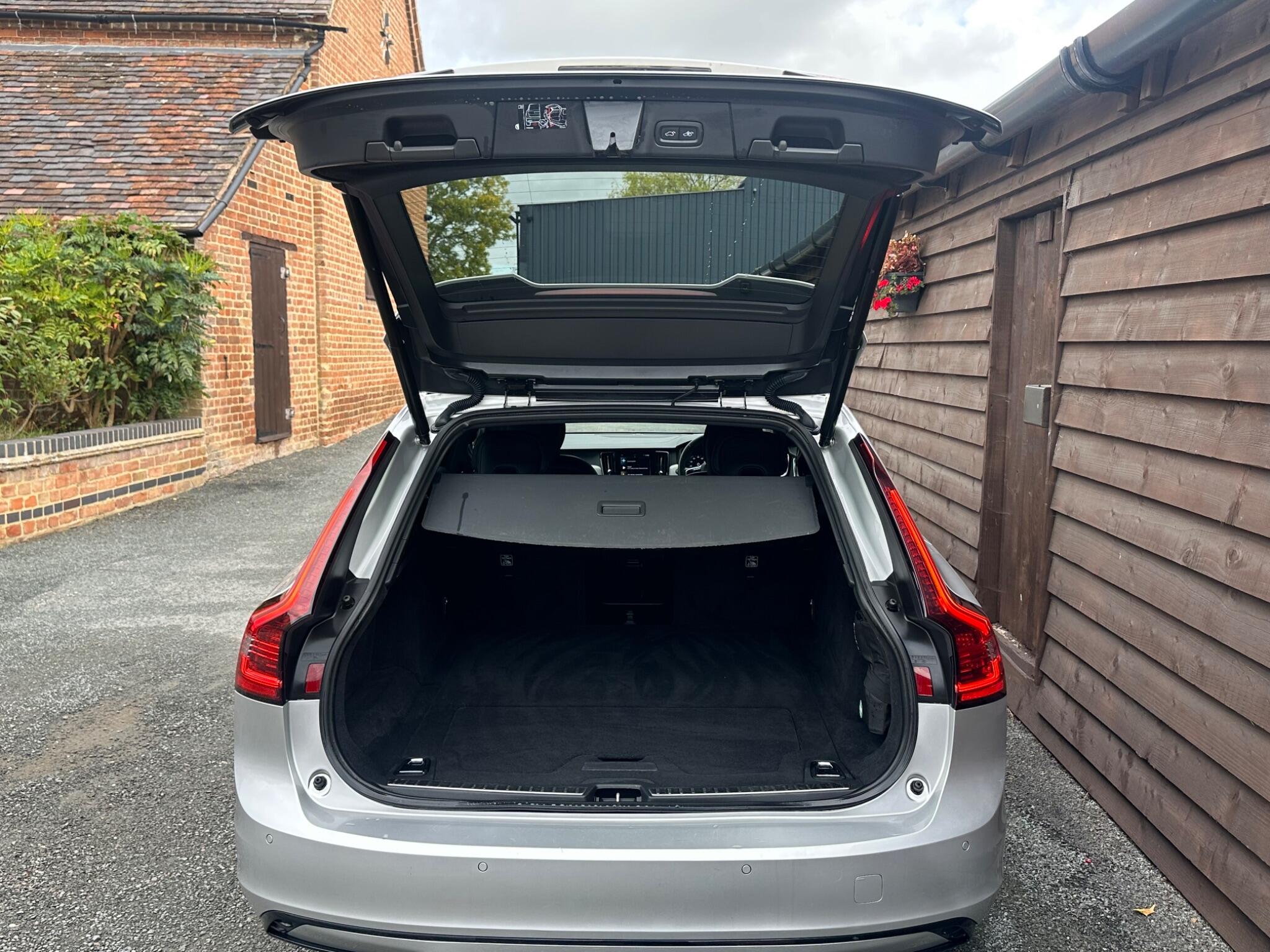 Volvo V90 2.0 D5 R-Design Auto AWD Euro 6 (s/s) 5dr 5dr Automatic 2026