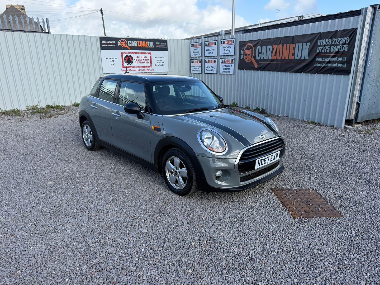 2017 MINI Hatch 1.5 Cooper Hatchback 5dr Petrol Manual Euro 6 (s/s) (136 ps), exterior view 2