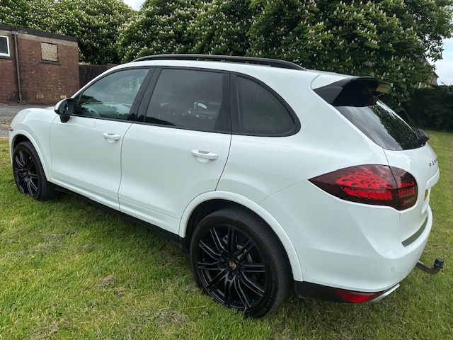 Porsche Cayenne 4.2 TD V8 S SUV 5dr Diesel TiptronicS 4WD Euro 5 (s/s) (382 ps) 5dr Automatic 2013
