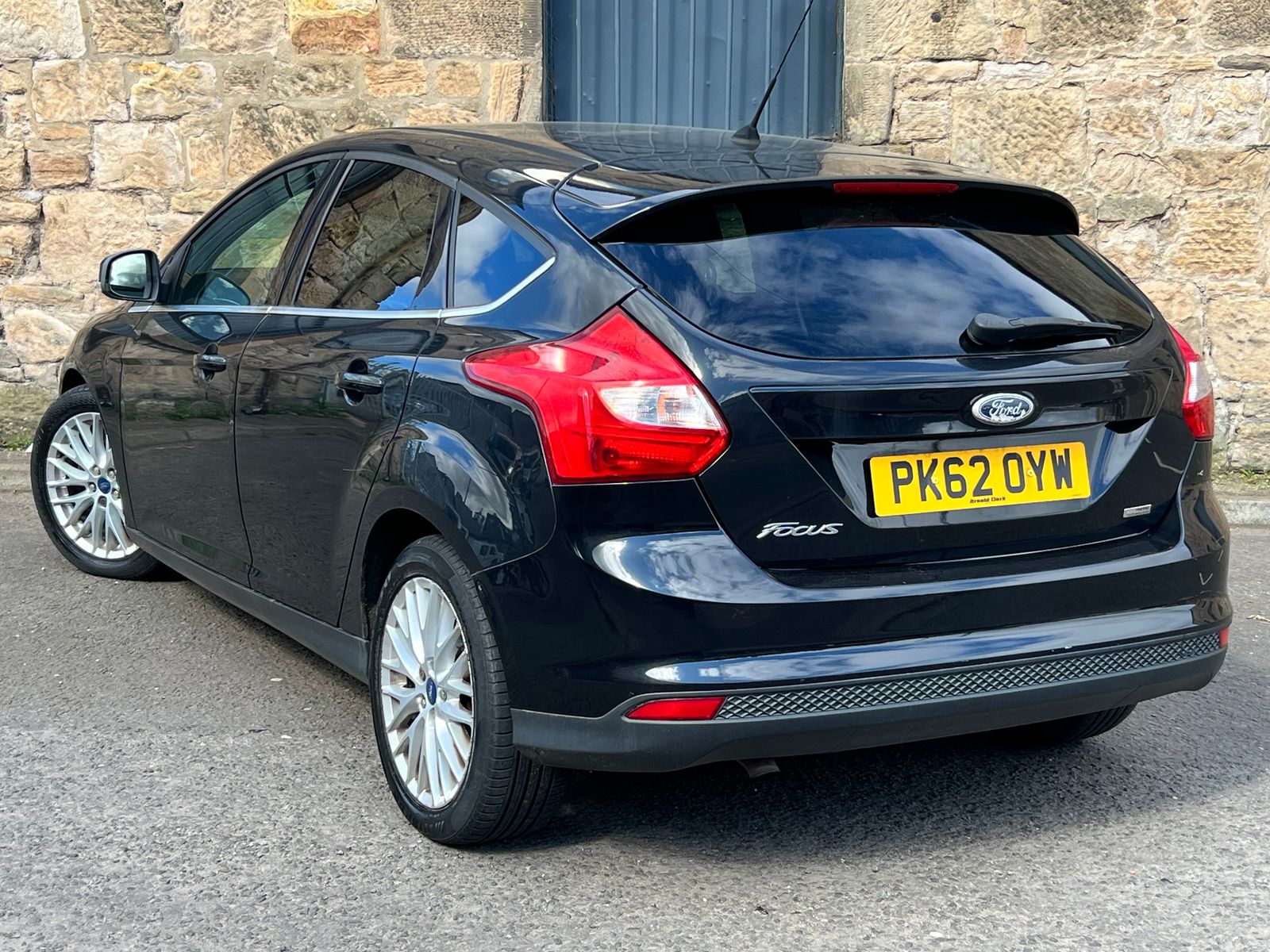 2012 Ford Focus 1.6 TDCi Zetec Hatchback 5dr Diesel Manual Euro 5 (s/s) (115 ps), exterior view 2