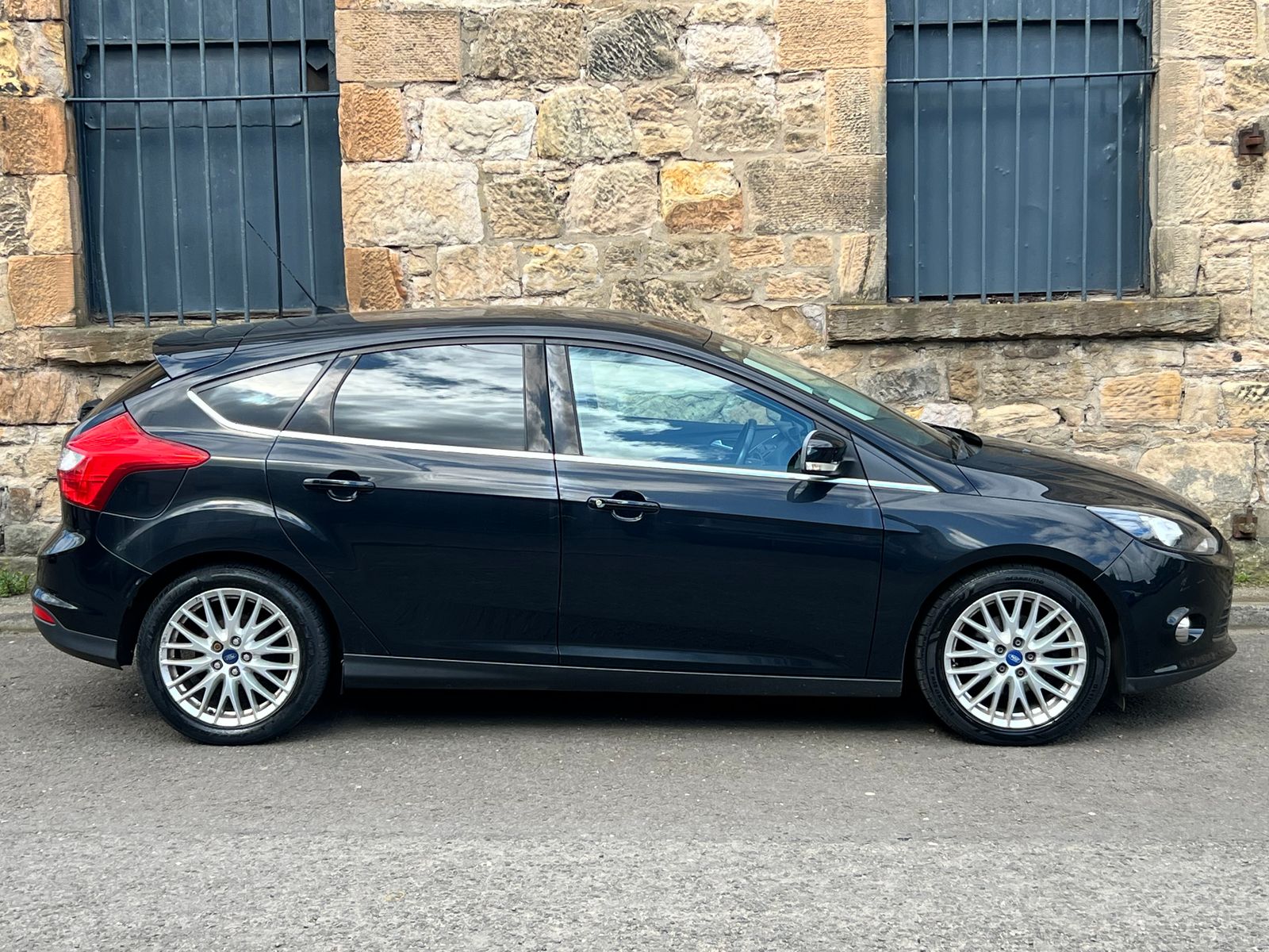 2012 Ford Focus 1.6 TDCi Zetec Hatchback 5dr Diesel Manual Euro 5 (s/s) (115 ps), exterior view 3