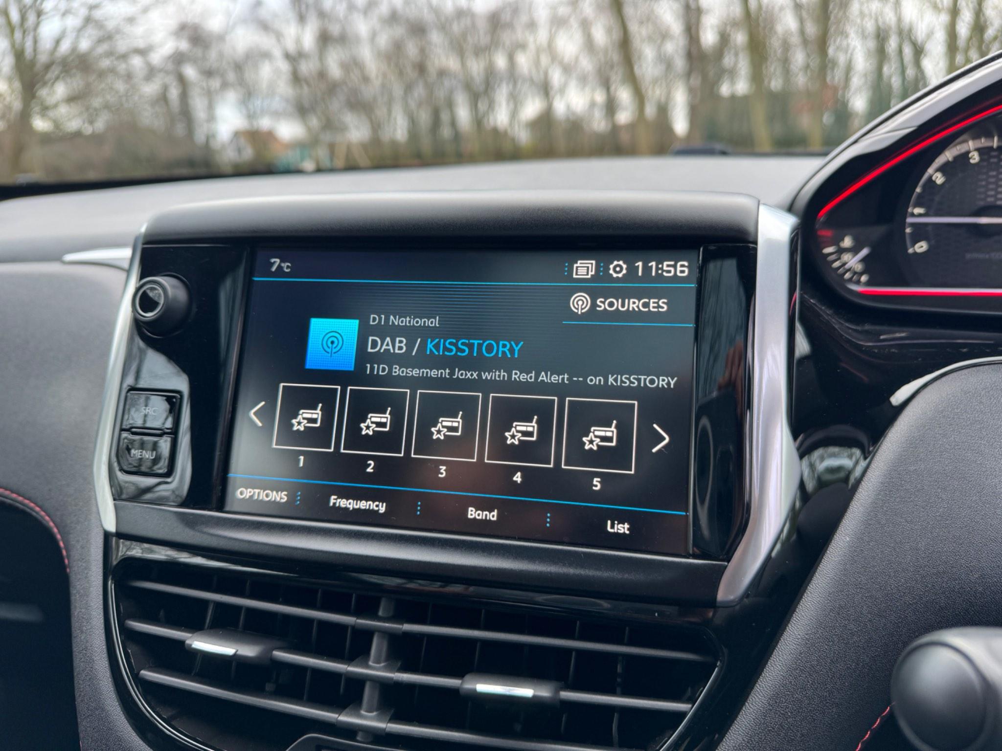 How to use Apple Carplay on Peugeot 208 GTi 