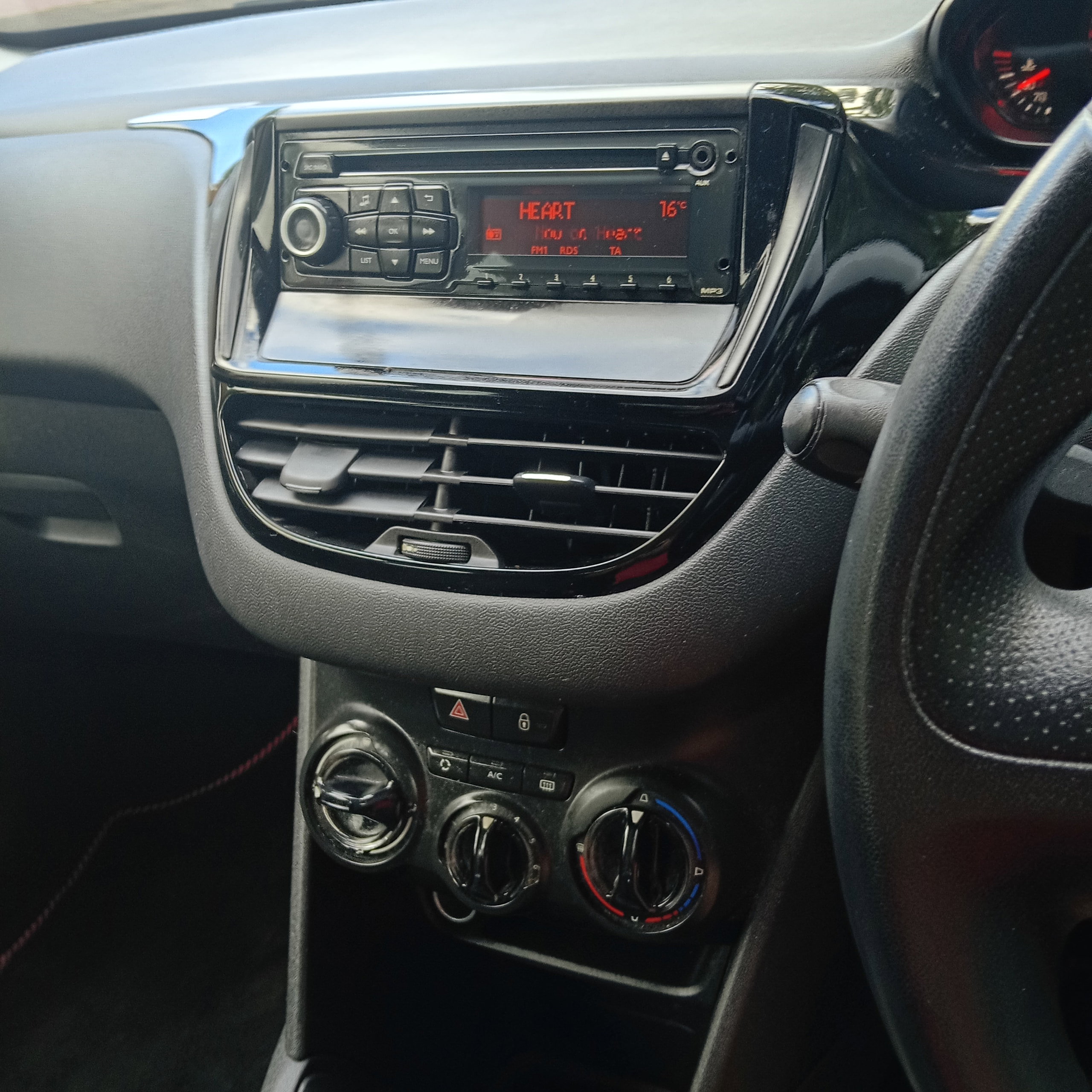 2013 63 PEUGEOT 208