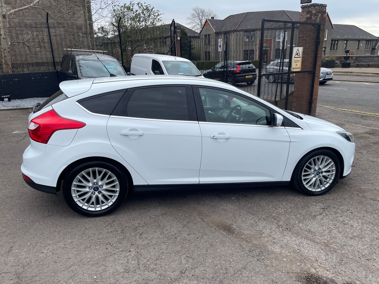 2013 Ford Focus 1.0T EcoBoost Zetec Hatchback 5dr Petrol Manual Euro 5 (s/s) (125 ps), exterior view 3