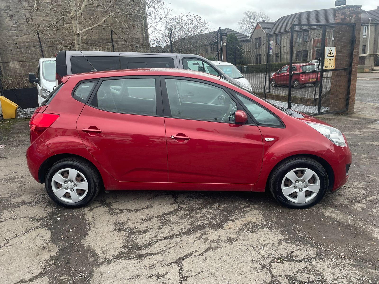 2013 Kia Venga 1.4 CRDi 1 Air MPV 5dr Diesel Manual Euro 5 (89 bhp), exterior view 3
