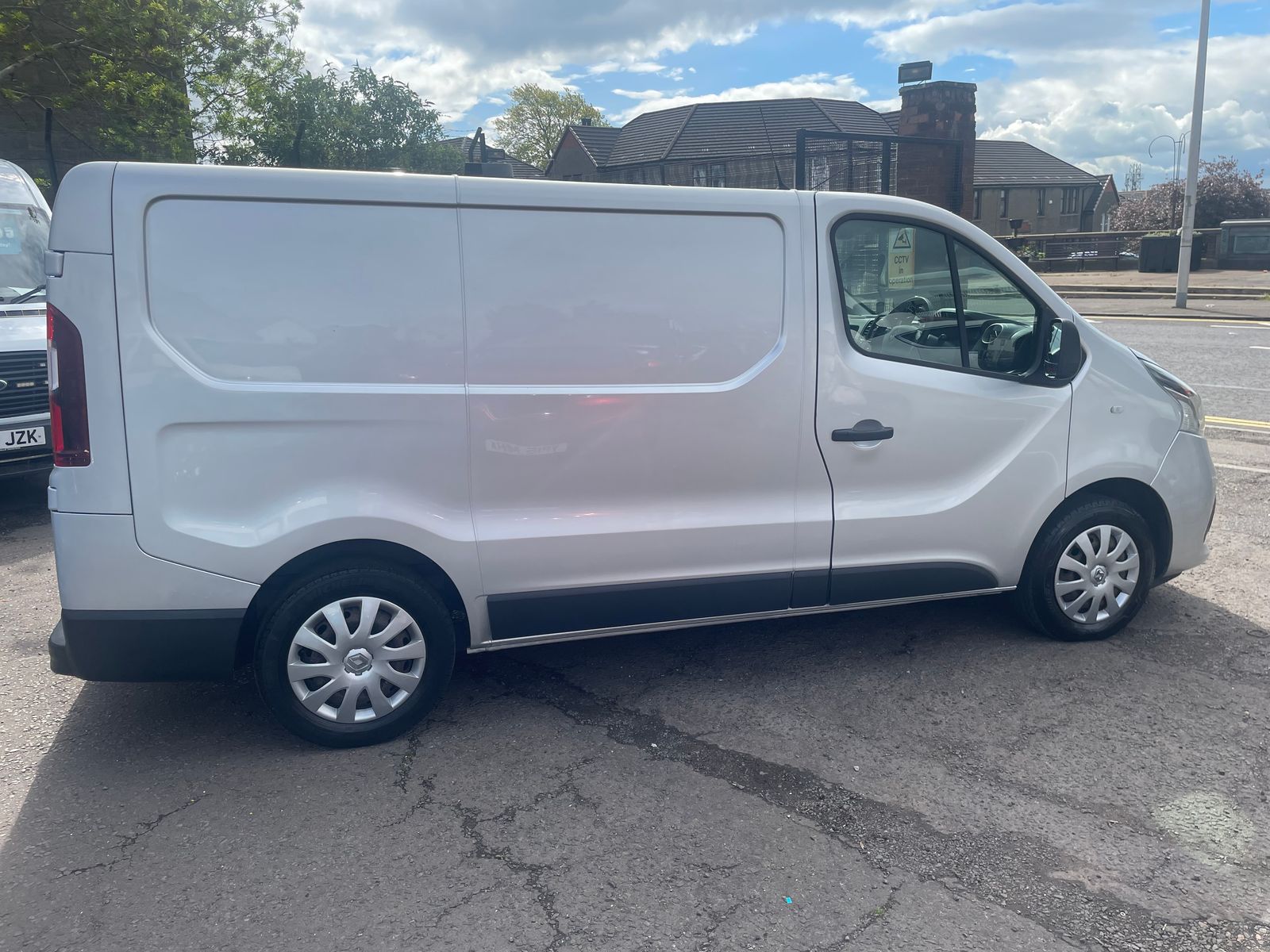2016 Renault Trafic 1.6 dCi ENERGY 27 Business+ Panel Van 5dr Diesel Manual SWB Standard Roof Euro 5 (s/s) (120 ps), exterior view 3
