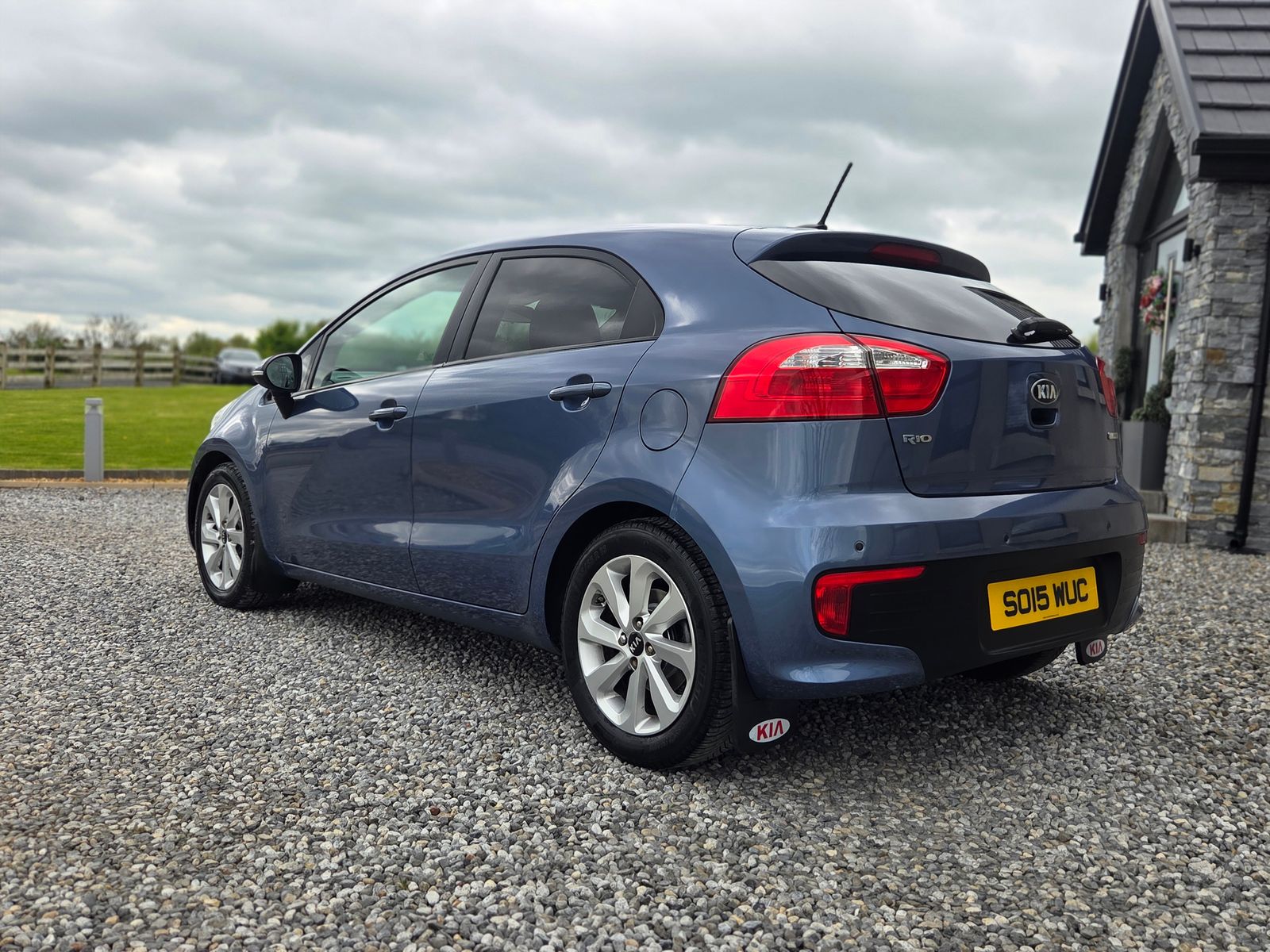 2015 Kia Rio 1.1 CRDi EcoDynamics 2 Hatchback 5dr Diesel Manual Euro 6 (s/s) (74 bhp), exterior view 2