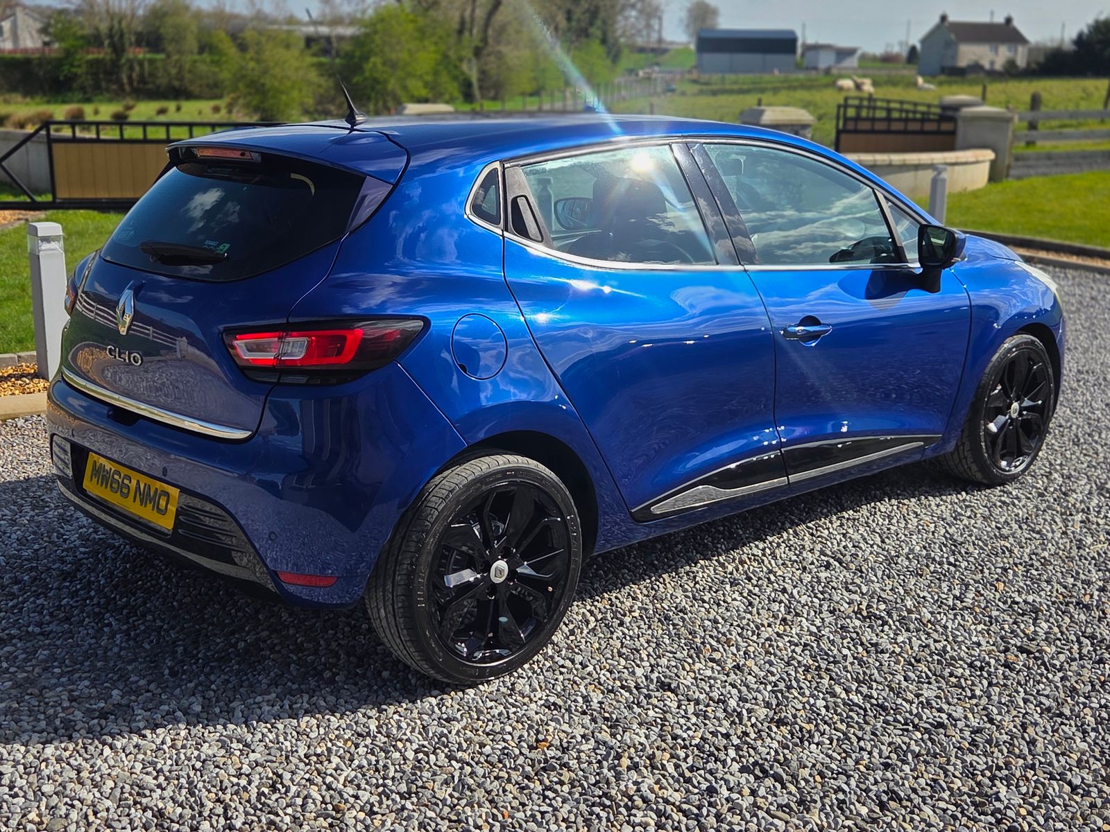 2016 Renault Clio 1.2 TCe Dynamique S Nav Hatchback 5dr Petrol Manual Euro 6 (s/s) (120 ps), exterior view 3