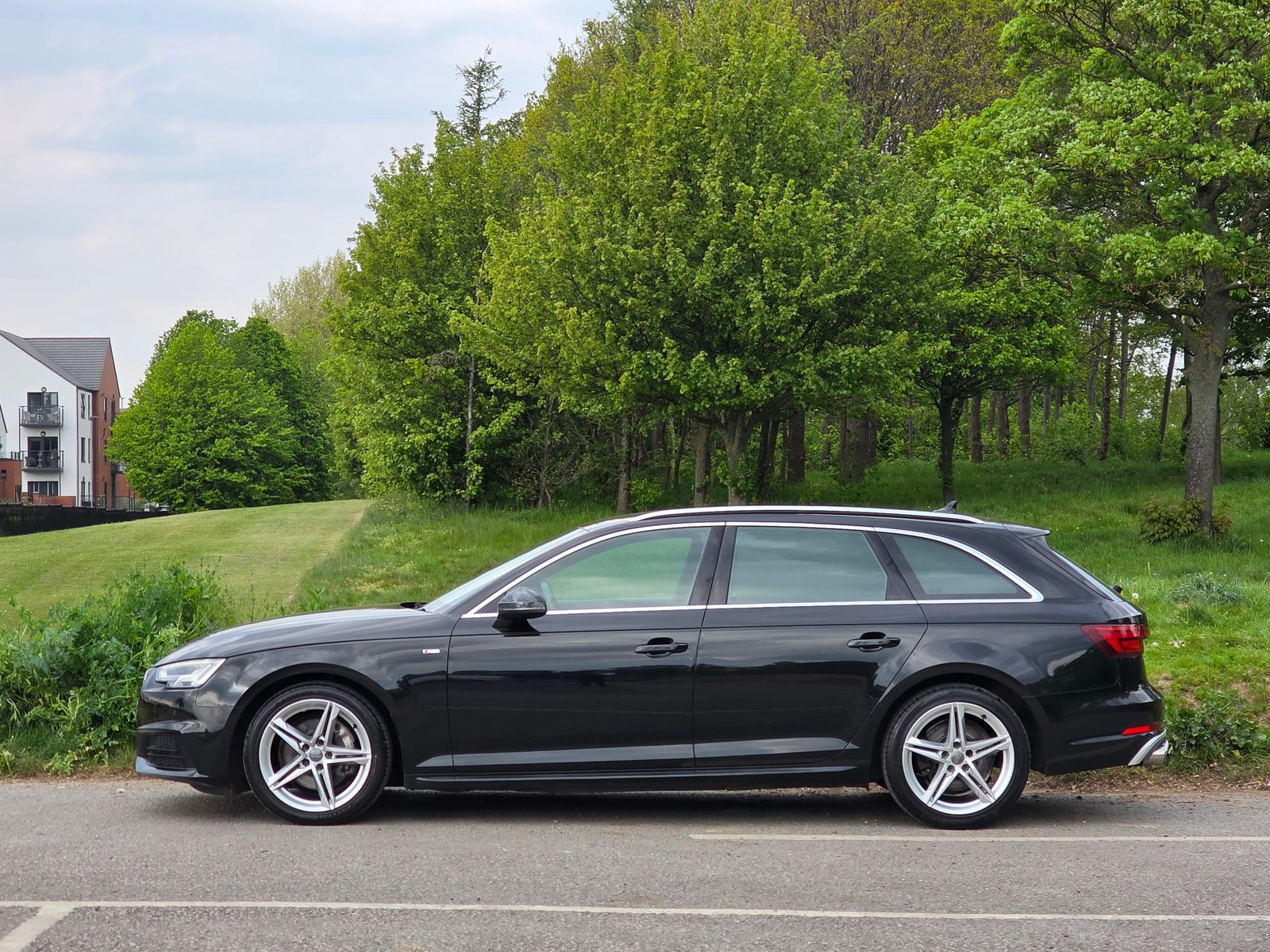 2017 Audi A4 Avant 2.0 TDI ultra S line Euro 6 (s/s) 5dr, exterior view 4
