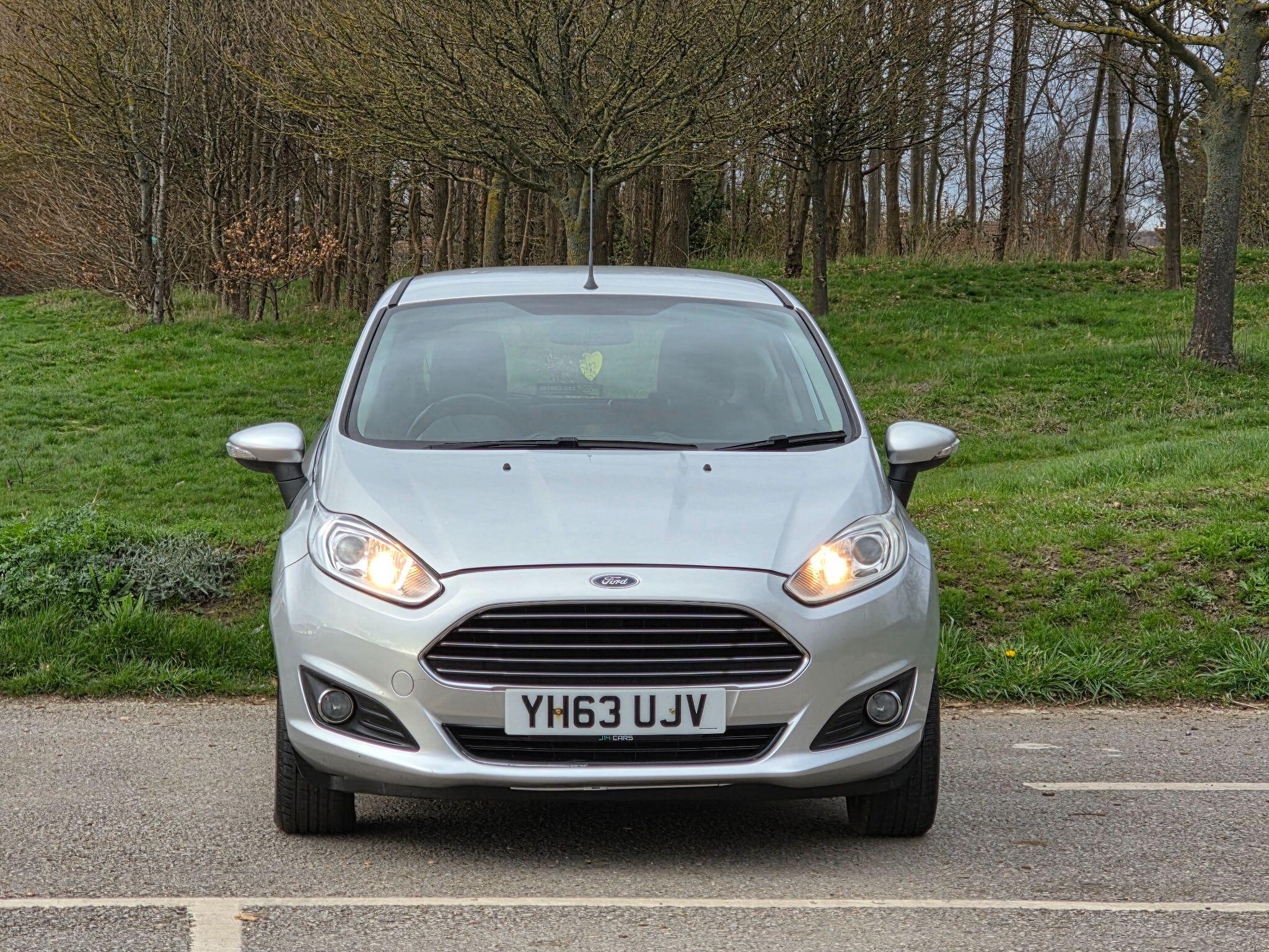 2013 Ford Fiesta 1.25 Zetec Euro 5 3dr, exterior view 2