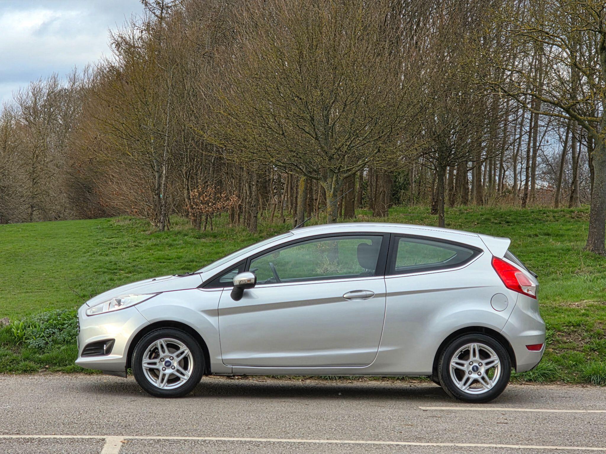 2013 Ford Fiesta 1.25 Zetec Euro 5 3dr, exterior view 4