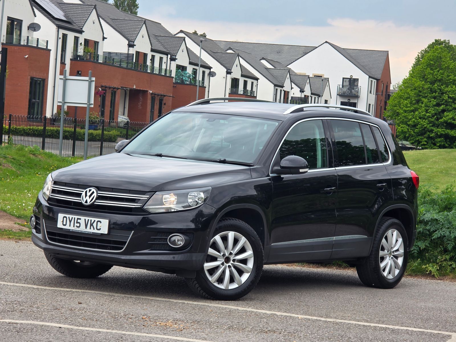 2015 Volkswagen Tiguan 2.0 TDI BlueMotion Tech Match DSG 4WD Euro 5 (s/s) 5dr, exterior view 3
