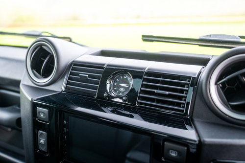 Land Rover Defender 90 32