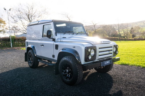 Land Rover Defender 90 18