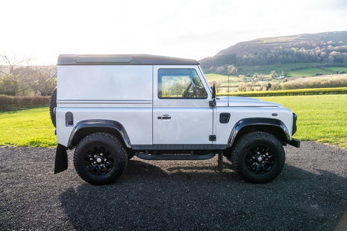 Land Rover Defender 90 17