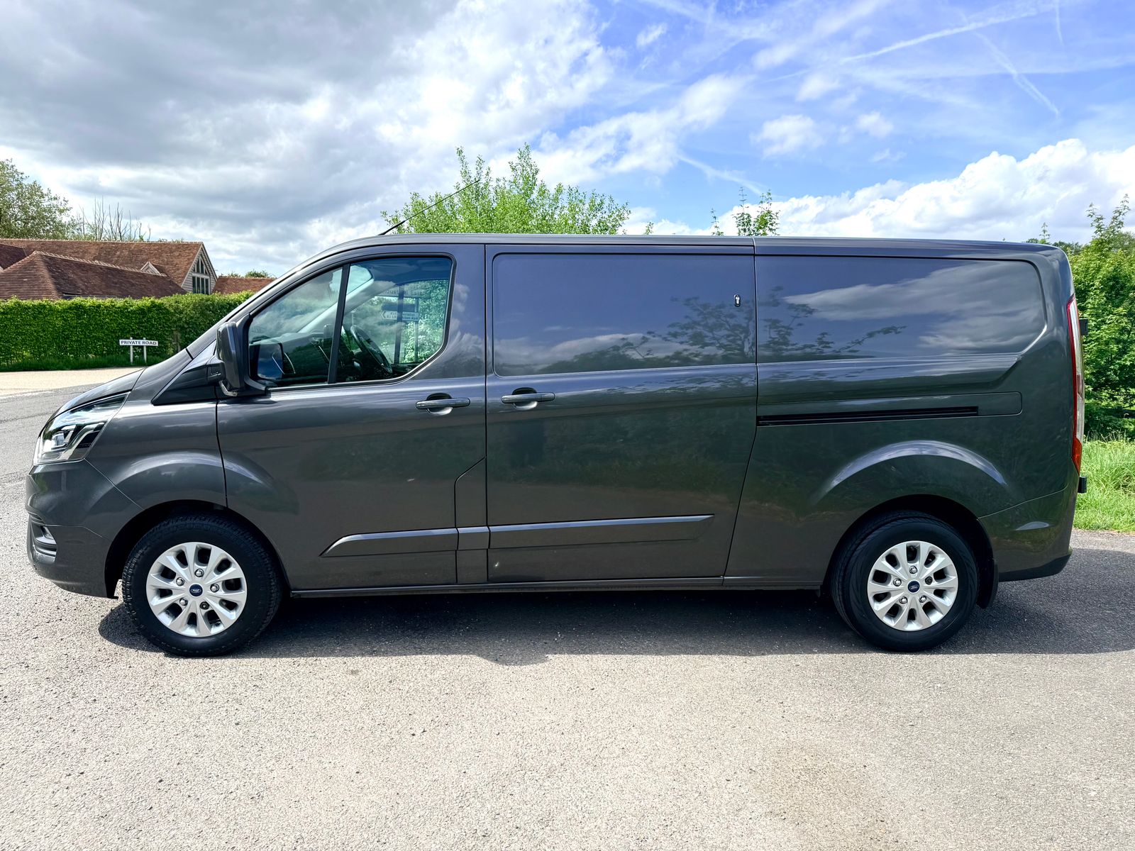 2019 Ford Transit Custom 2.0 300 EcoBlue Limited Panel Van 5dr Diesel Auto L2 H1 Euro 6 (s/s) (170 ps), exterior view 4