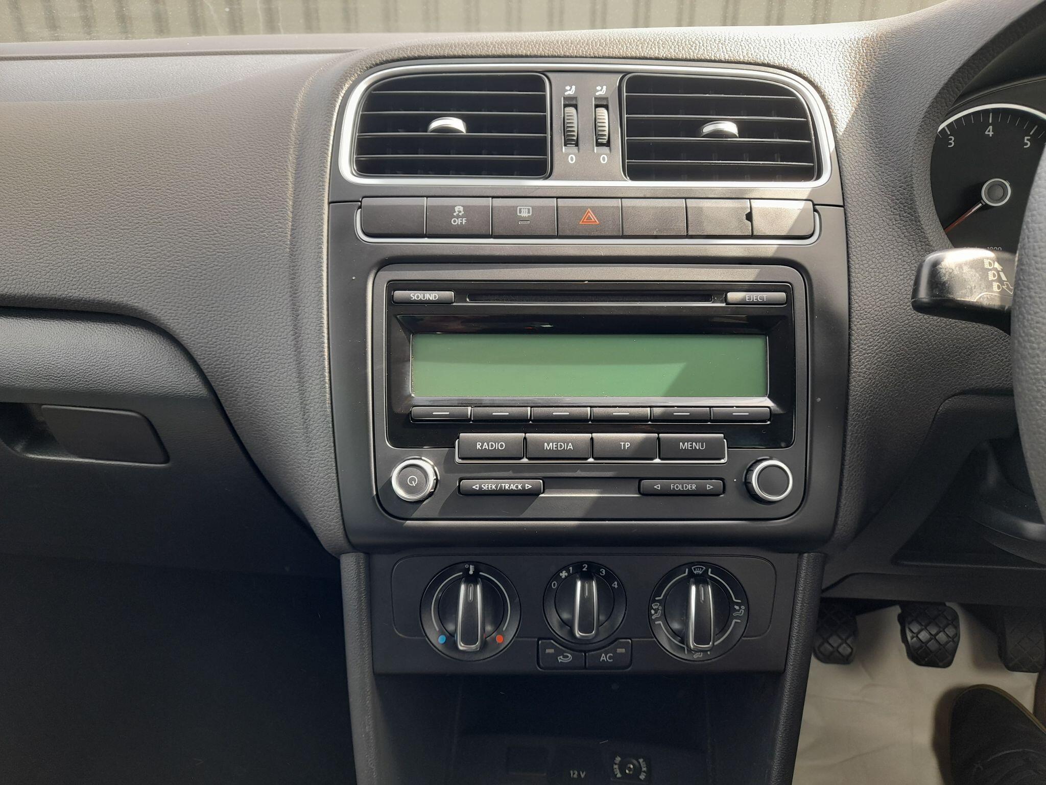 VOLKSWAGEN POLO 1.4 MATCH EURO 5 5DR 5,300 2011 74,260 WHITE 1.39L MANUAL PETROL... image 69