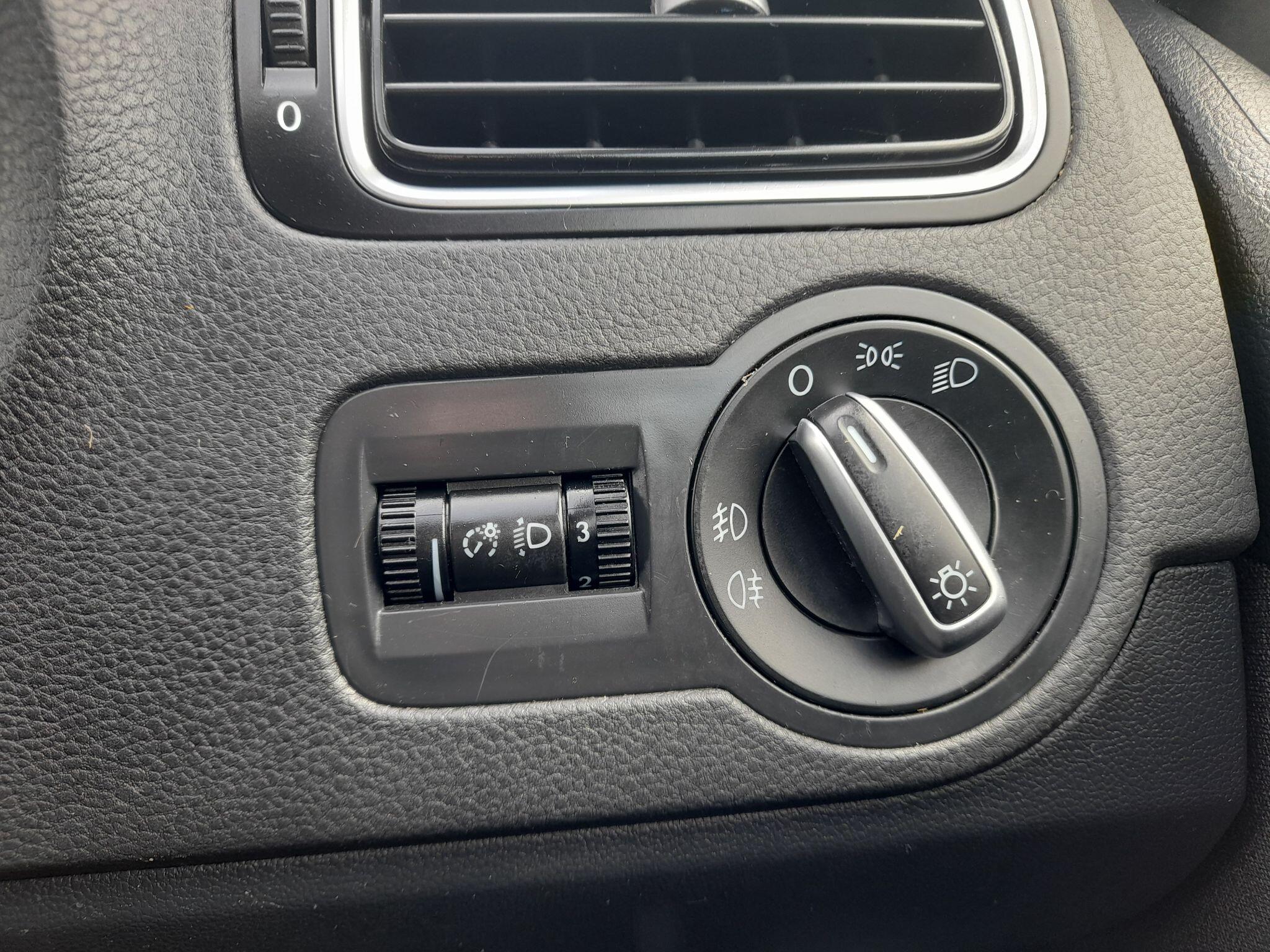 VOLKSWAGEN POLO 1.4 MATCH EURO 5 5DR 5,300 2011 74,260 WHITE 1.39L MANUAL PETROL... image 64