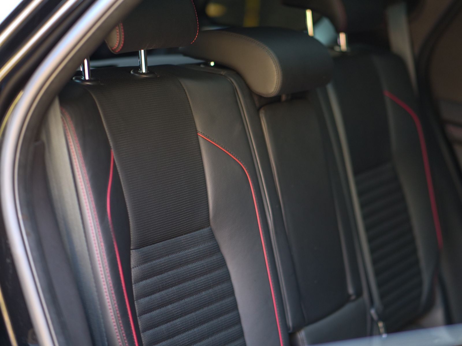 Land Rover Discovery Sport 1.5 P300e 12.2kWh R-Dynamic SE SUV 5dr Petrol Plug-in Hybrid Auto 4WD Euro 6 (s/s) (309 ps) 5dr Automatic 2026