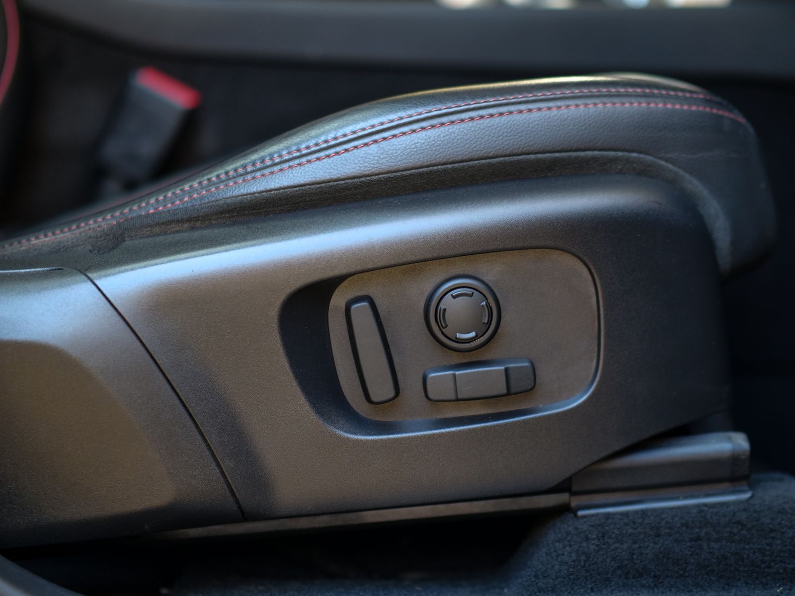 Land Rover Discovery Sport 1.5 P300e 12.2kWh R-Dynamic SE SUV 5dr Petrol Plug-in Hybrid Auto 4WD Euro 6 (s/s) (309 ps) 5dr Automatic 2026