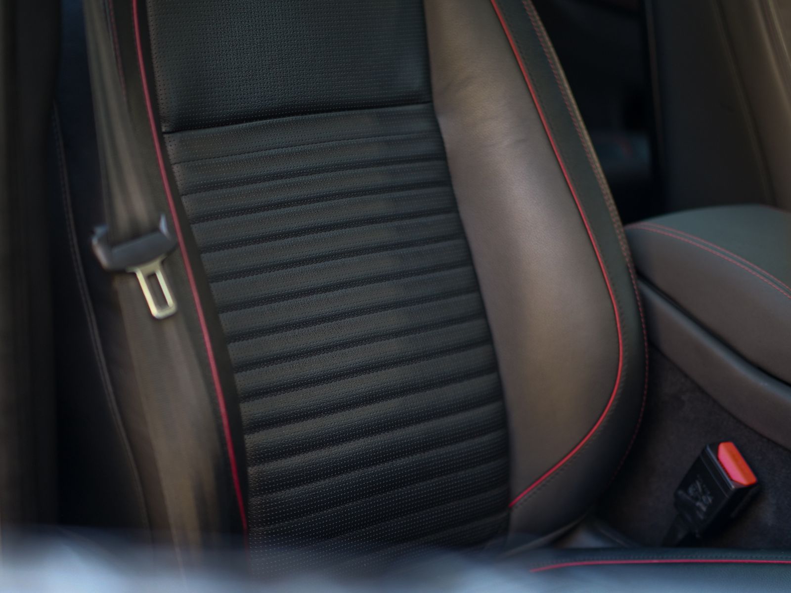 Land Rover Discovery Sport 1.5 P300e 12.2kWh R-Dynamic SE SUV 5dr Petrol Plug-in Hybrid Auto 4WD Euro 6 (s/s) (309 ps) 5dr Automatic 2026