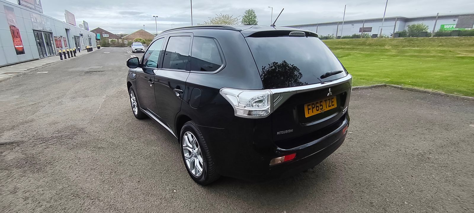 2015 Mitsubishi Outlander 2.0h 12kWh GX3h SUV 5dr Petrol Plug-in Hybrid CVT 4WD Euro 5 (s/s) (200 ps), exterior view 3