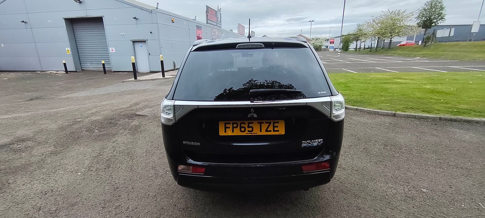 2015 Mitsubishi Outlander 2.0h 12kWh GX3h SUV 5dr Petrol Plug-in Hybrid CVT 4WD Euro 5 (s/s) (200 ps), exterior view 4