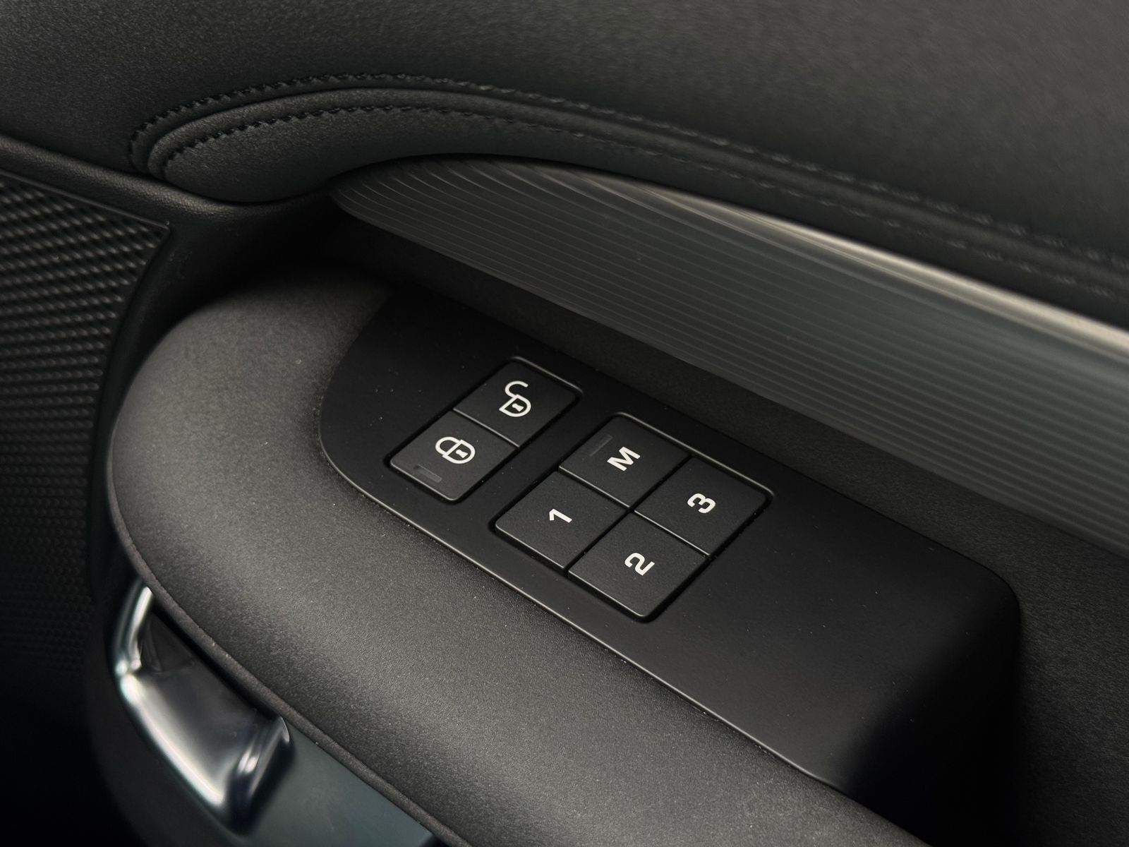 Land Rover DISCOVERY 3.0 SD V6 HSE SUV 5dr Diesel Auto 4WD Euro 6 (s/s) (306 ps) 5dr Automatic 2026