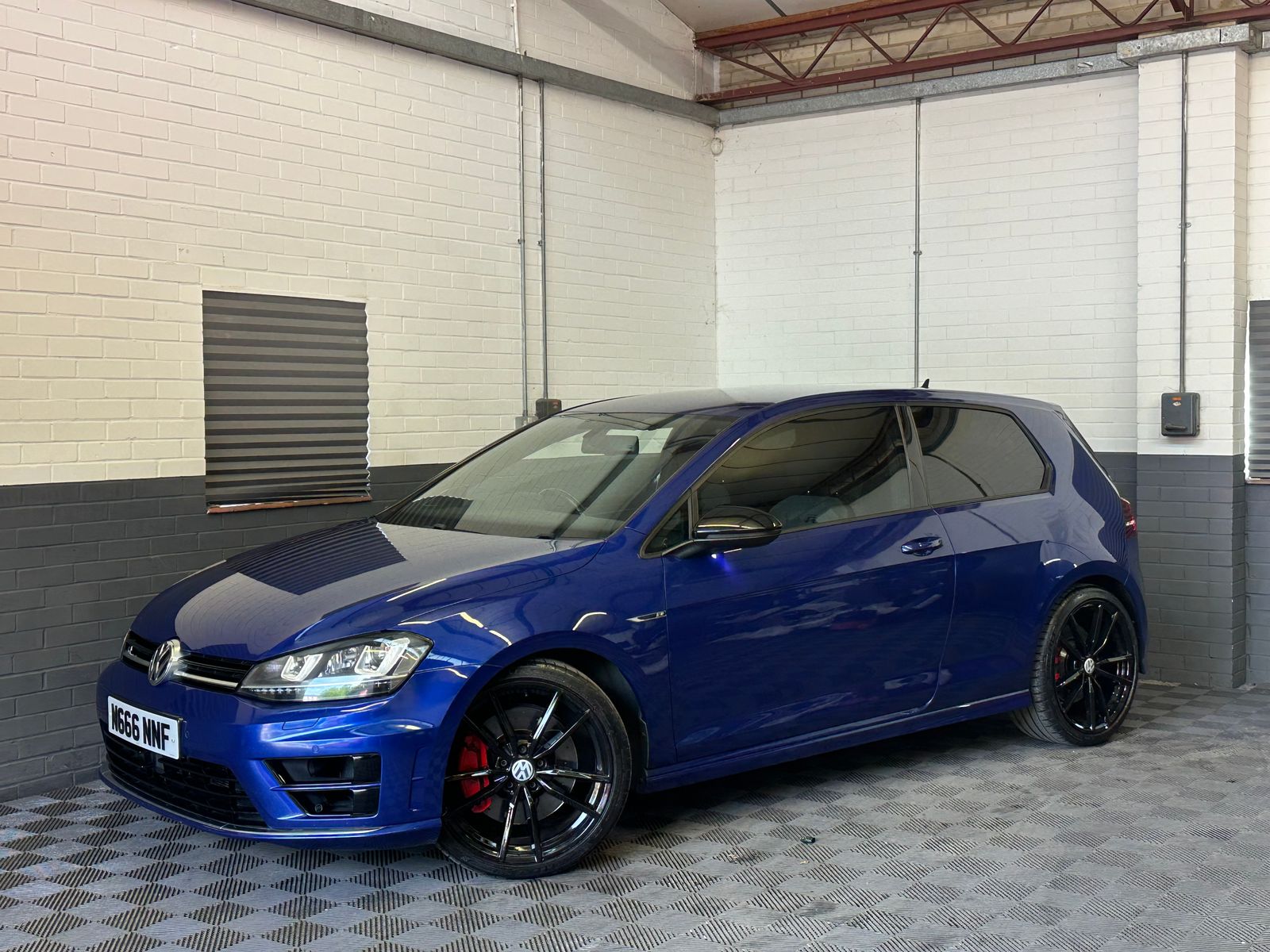 2015 Volkswagen Golf 2.0 TSI BlueMotion Tech R Hatchback 3dr Petrol DSG 4Motion Euro 6 (s/s) (300 ps), exterior view 4