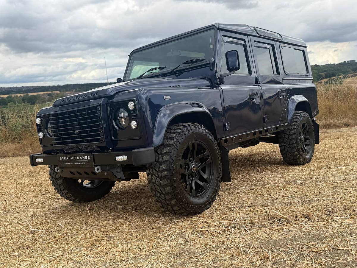 A navy StraightRange Defender 110 in a Yorkshire stubble field