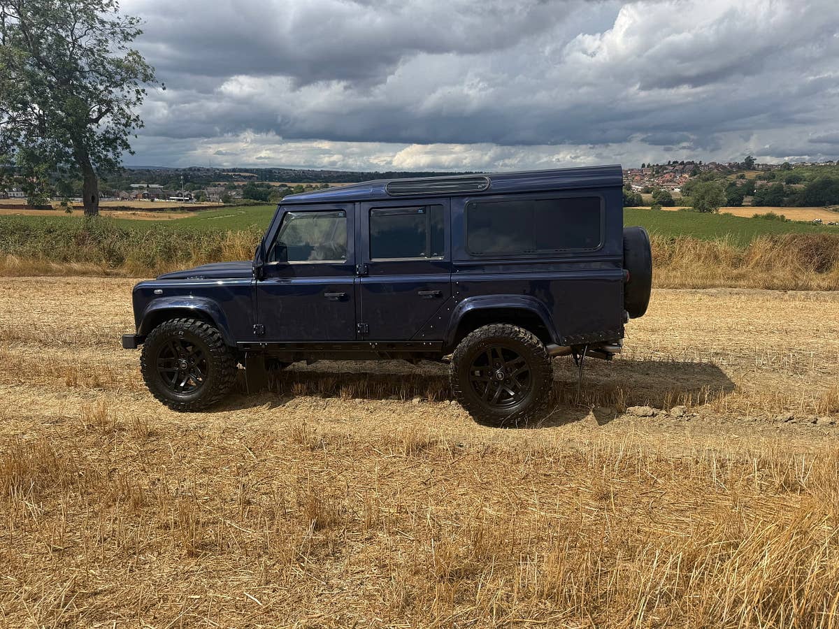 A navy StraightRange Defender 110 in a Yorkshire stubble field