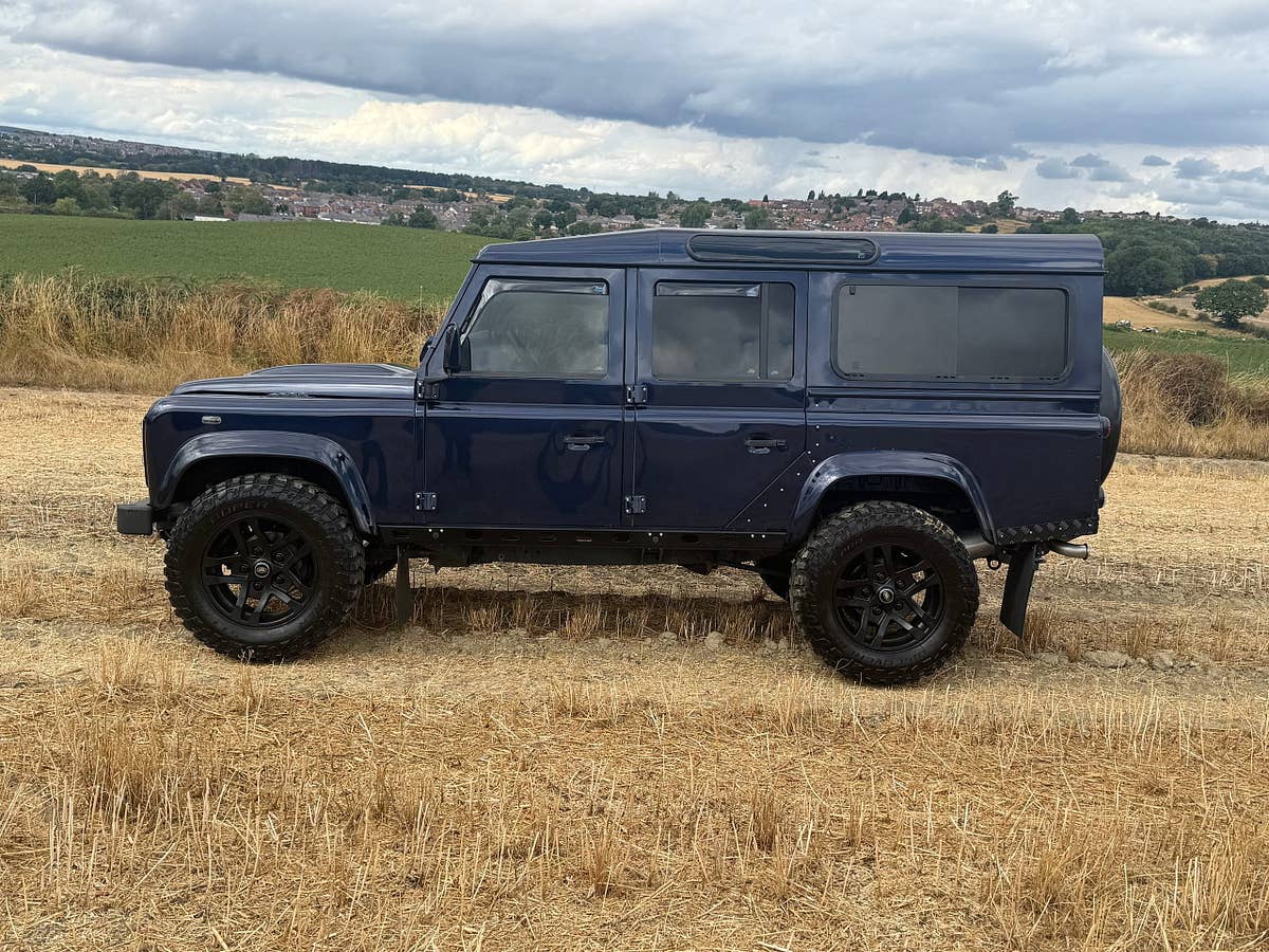 A navy StraightRange Defender 110 in a Yorkshire stubble field