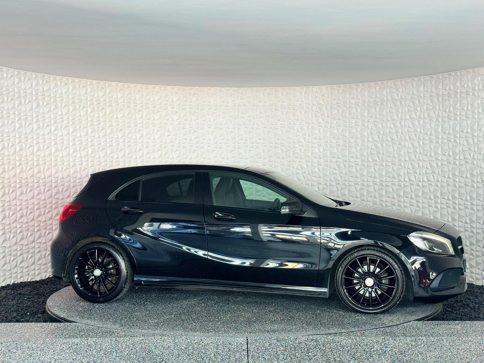Mercedes-Benz A Class 2.1 A200d AMG Line (Premium Plus) 7G-DCT Euro 6 (s/s) 5dr 5dr Automatic 2017