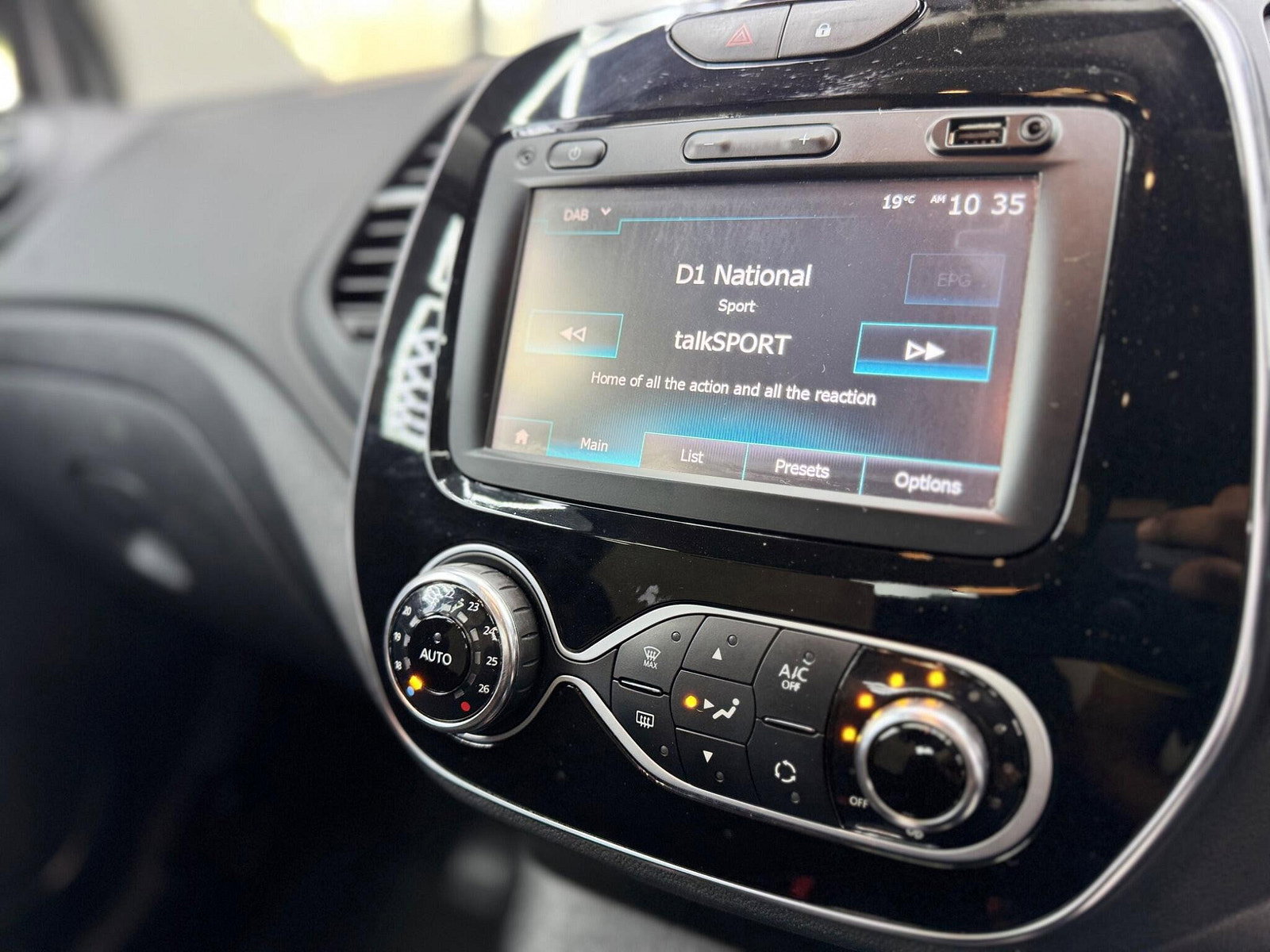 Renault Captur 1.5 dCi ENERGY Iconic EDC Euro 6 (s/s) 5dr 5dr Automatic 2018