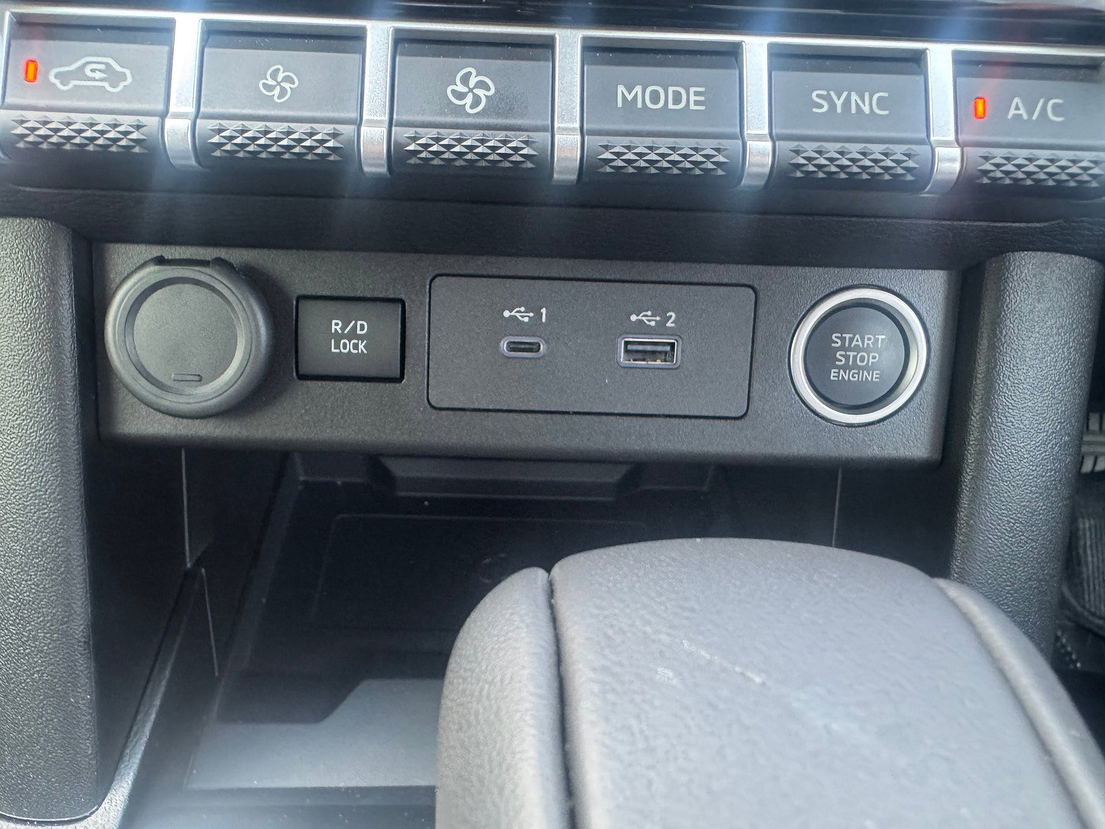 Mitsubishi L200 2.4 Bi-Turbo Barbarian Pickup Double Cab 4dr Diesel Auto 4WD Euro 6 (s/s) (204 ps) 4dr Automatic 2026