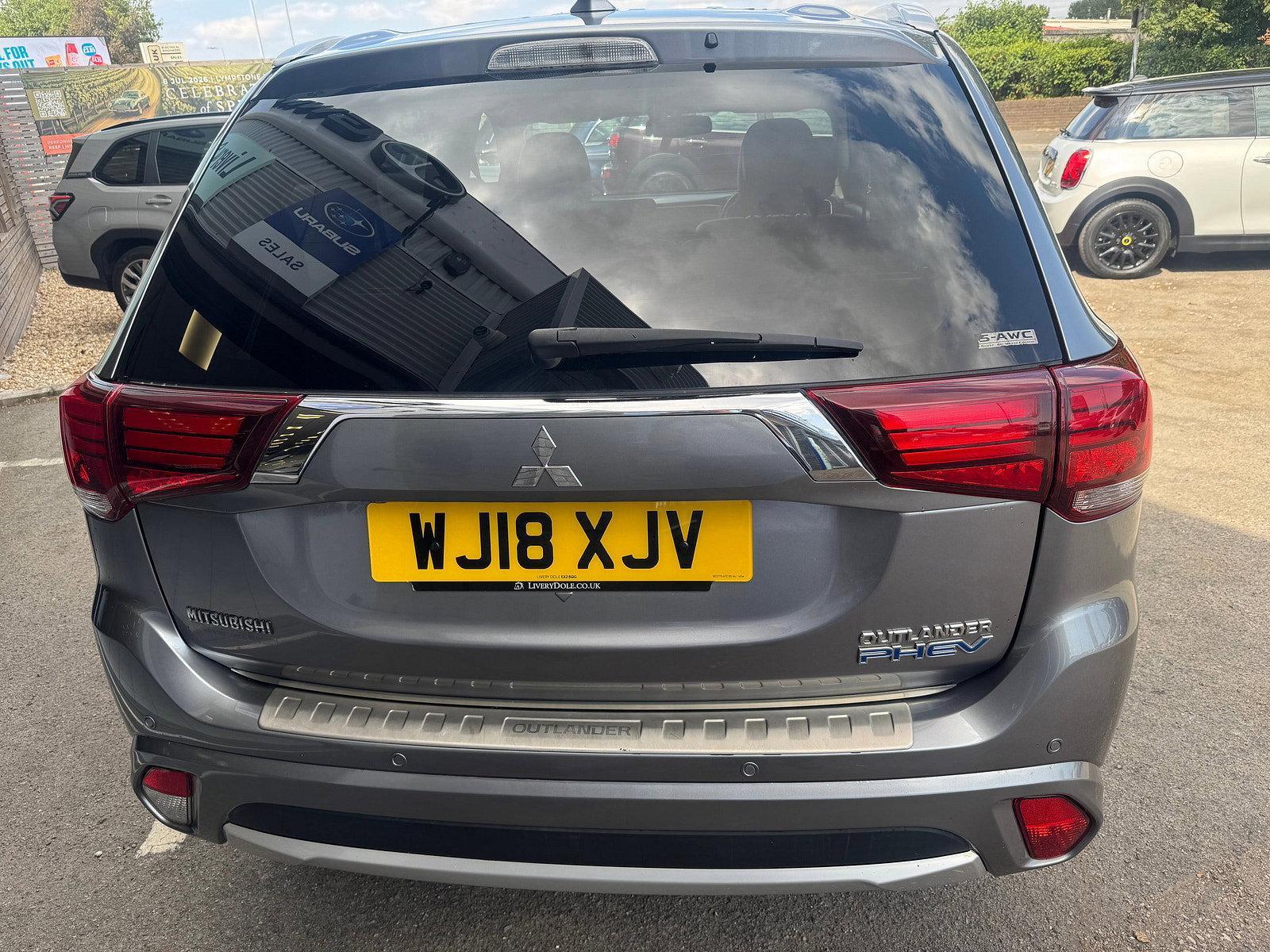 Mitsubishi Outlander 2.0h 12kWh 4h SUV 5dr Petrol Plug-in Hybrid CVT 4WD Euro 6 (s/s) (200 ps) 5dr Automatic 2018