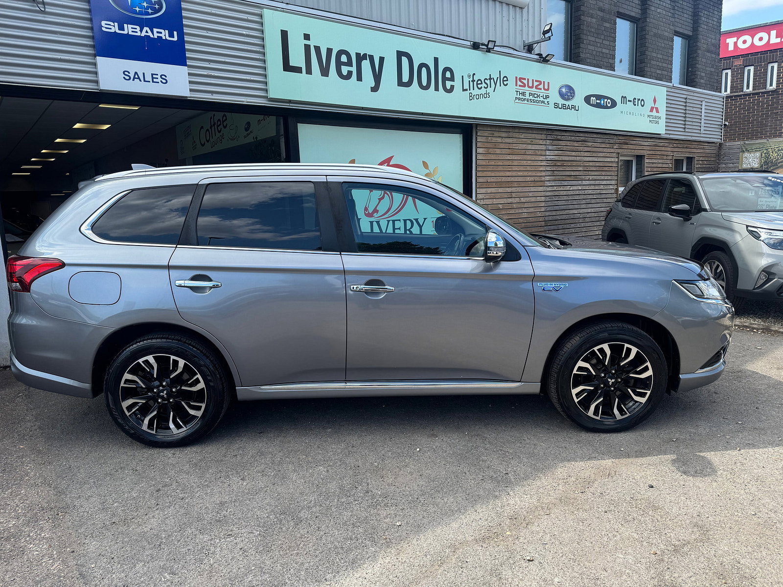 Mitsubishi Outlander 2.0h 12kWh 4h SUV 5dr Petrol Plug-in Hybrid CVT 4WD Euro 6 (s/s) (200 ps) 5dr Automatic 2018