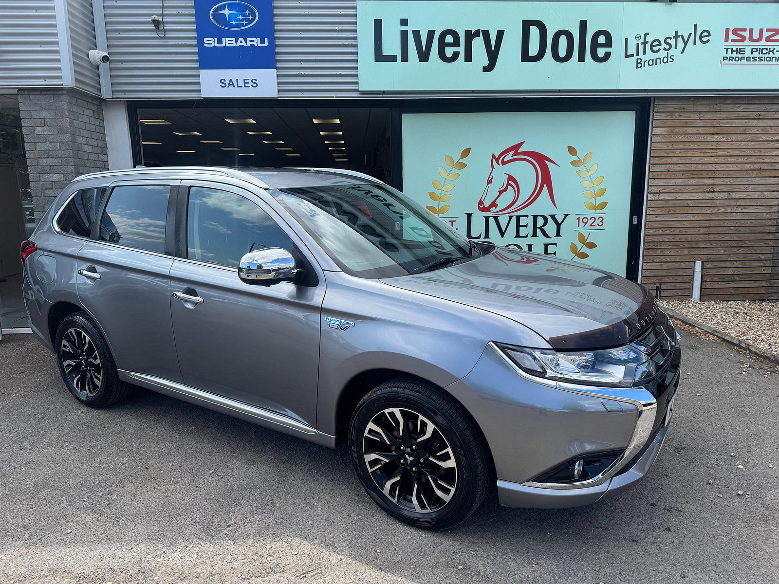 Mitsubishi Outlander 2.0h 12kWh 4h SUV 5dr Petrol Plug-in Hybrid CVT 4WD Euro 6 (s/s) (200 ps) 5dr Automatic 2018